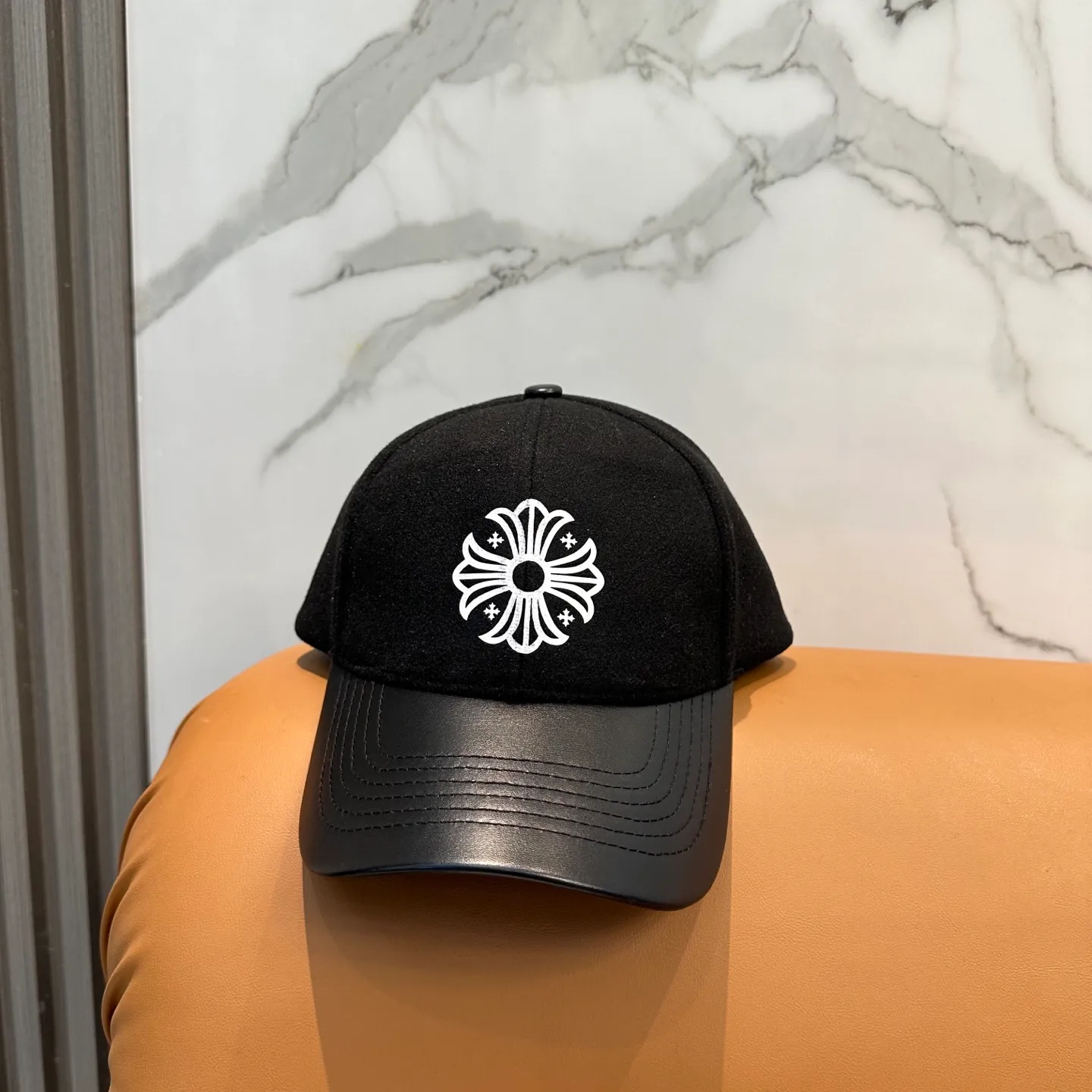 P60 Crow Heart's new autumn and winter fur-stitched baseball cap. It's full of autumn and winter atmosphere. The quality is great. The deepening of the hat shape makes it more elegant. It's very nice for both men and women. It's a classic among classics. It goes well with daily wear. Casual and fashionable.